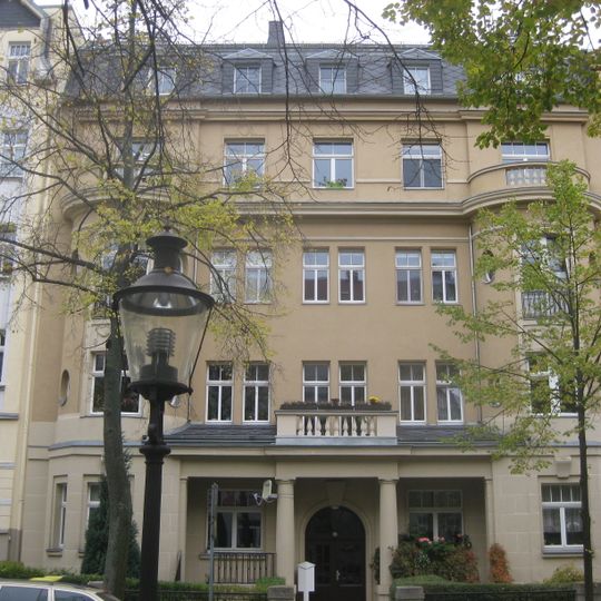 Mietshaus in geschlossener Bebauung mit Einfriedung und Vorgarten Würzburger Straße 27