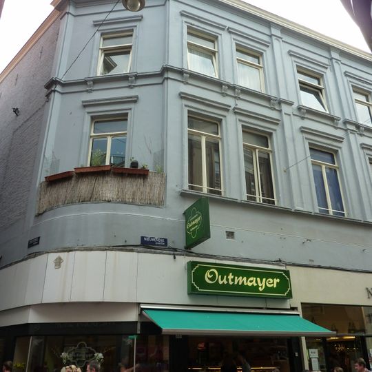 Pand met gevel onder gesneden verhoogde lijst met consoles