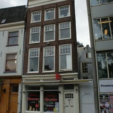 Pand met gevel onder rechte lijst