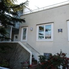 Wohnhaus mit Einfriedung – Werkbundsiedlung