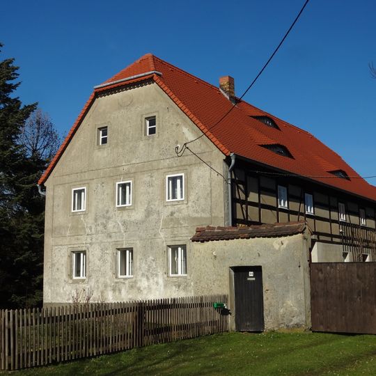 Wohnstallhaus und östliche Holzscheune eines Bauernhofes Hauptstraße 24
