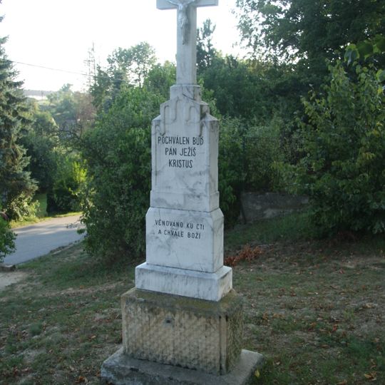 Kříž u památníku v Kojeticích