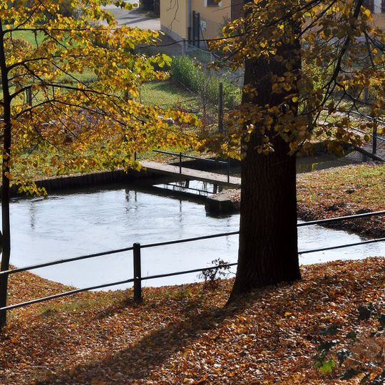 Lávka přes rybníček jižně od parkoviště P9 v Třeboni