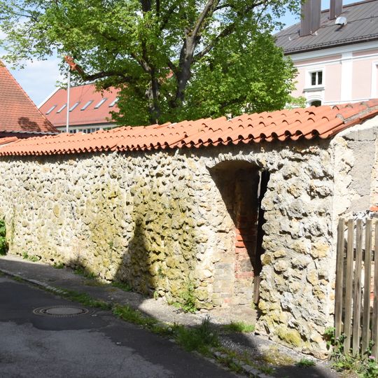 Zugehörige Reststücke der Stadtmauer