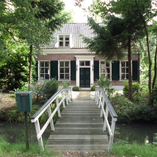 Vrijstaand pand van een rustige, landelijke bouwwijze