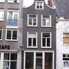 Pand met ingezwenkte halsgevel in hoofdvormen ongewijzigd