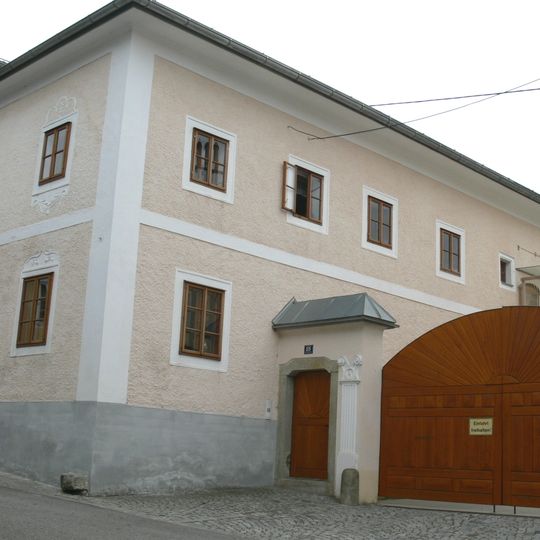 Wohnhaus mit Wirtschaftstrakt