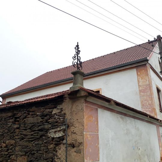 Kříž na zdi v Olešovicích