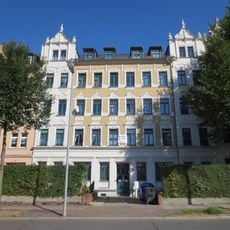 Mietshaus in geschlossener Bebauung mit Laden und Vorgarten Beyerstraße 6