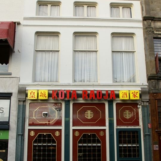 Pand met gepleisterde lijstgevel en jongere winkelpui