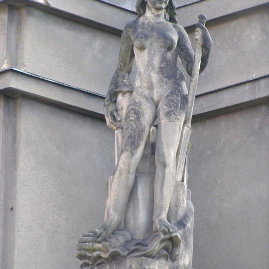 Socha alegorie Vltavy na budově na rohu ulic Rooseveltova a U Zeměpisného ústavu