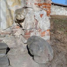 Smírčí kříž v Hulíně u kostela