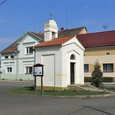 Kaple na rozcestí v centru Poštovic