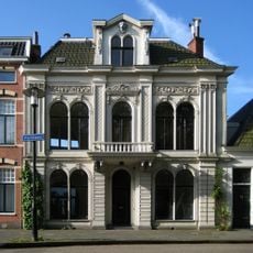Herenhuis met koetshuis