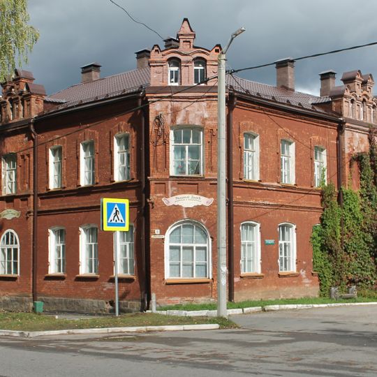Moskovskaya 19, Krestsy