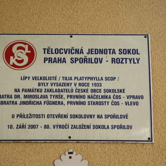 Pamětní deska Sokolských lip na Spořilově