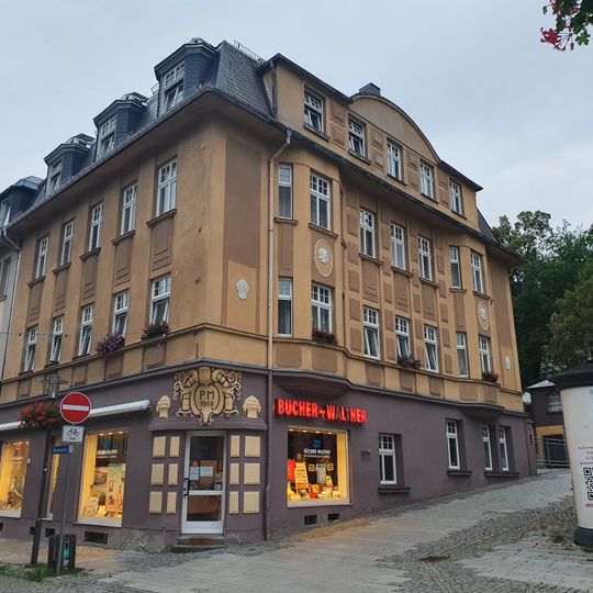 Mietshaus in Ecklage und halboffener Bebauung , mit Nebengebäude am Hof Hauptmarkt 11