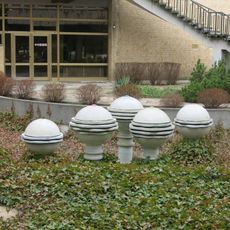 Keramické plastiky v atriu Magistrátu v Mostě