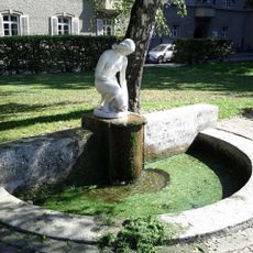 Brunnen, Mädchen mit Krug