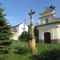 Kříž v Pateříně před kaplí