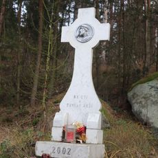 Kříž u staré silnice ve Vlčatíně