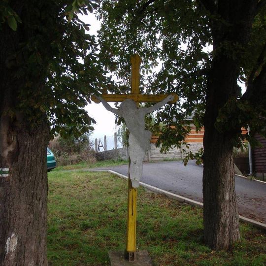 Kříž u čp. 113 ve Hlubanech