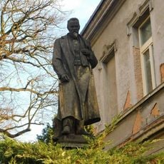 Socha Václava Levého u Sochařsko-kamenické školy v Hořicích