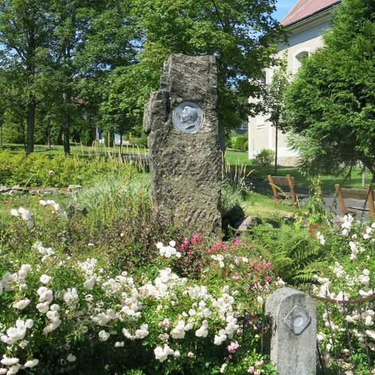 Pomník Julia Fučíka na náměstí v Měděnci