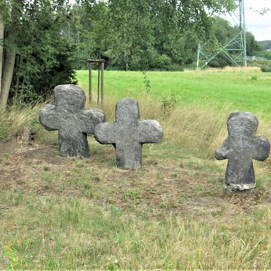 Smírčí kříže naproti domu Nádražní 484 v Lokti