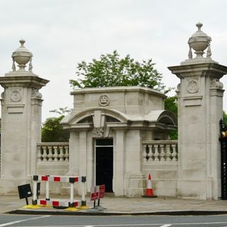 Buckingham Gate Lodge,gate Piers,gates And Railings