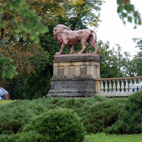 Socha lva před zámkem Zbiroh vpravo od brány