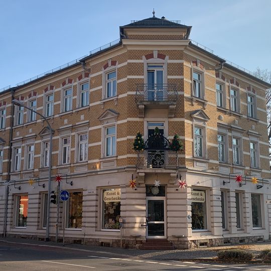 Mietshaus in Ecklage und offener Bebauung Bahnhofstraße 10