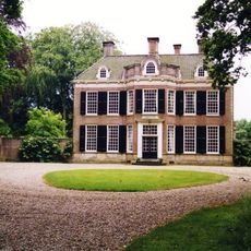 De Kiefskamp: tuinmuur met toegangshekken