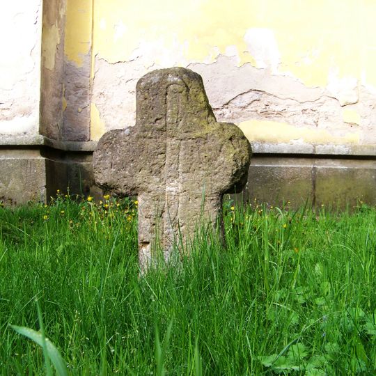 Smírčí kříž vedle kostela v Chlumci