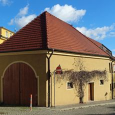 Wohnhaus in geschlossener Bebauung mit angebauter Remise Wallstraße 1