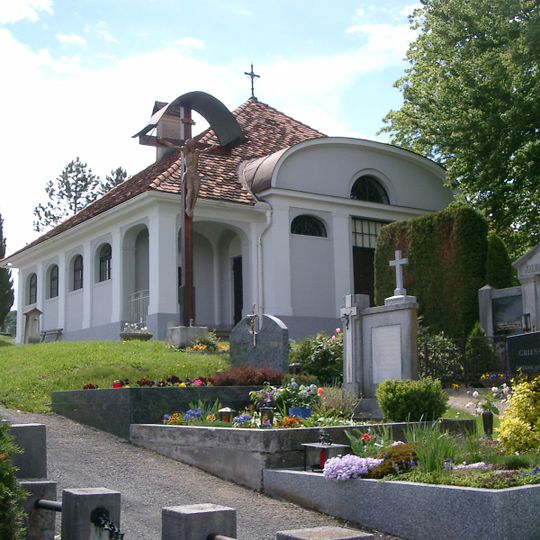 Ehem. Aufbahrungshalle, jetzt Friedhofskapelle mit Friedhofsummauerung