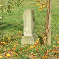 Podstavec ulomeného kříže u silnice západně od Bláhova