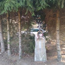 Kříž v chatové osadě