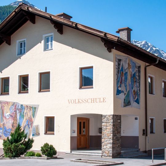 Volksschule Pettneu mit Wandmalereien