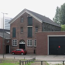 Voormalige branderij in sobere Eclectische trant