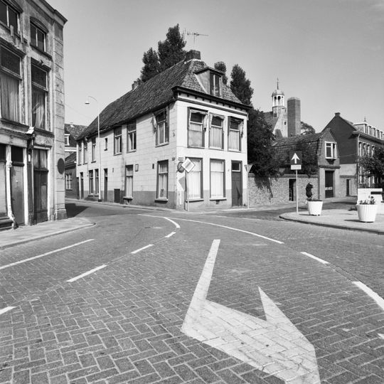 Pand onder laag zadeldak voor afgeschuind en van topschoorsteen voorzien