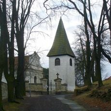 Zvonice u hřbitova v Domoušicích