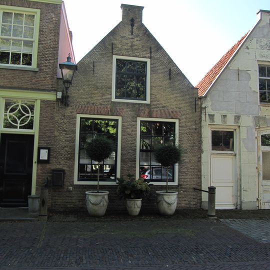 Huis met topgeveltje met vlechtingen