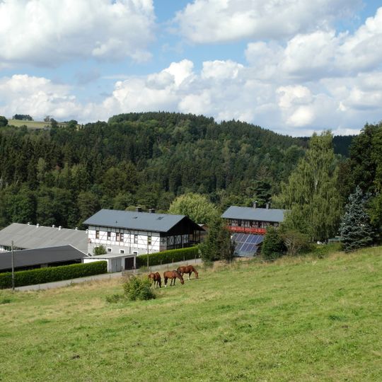Wohnhaus mit angebautem Stallgebäude und zwei weitere Wohnhäuser eines Gestüts Eisenbergstraße 13; 15; 17; 19