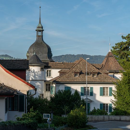 Landhaus Erlengut mit Brunnen