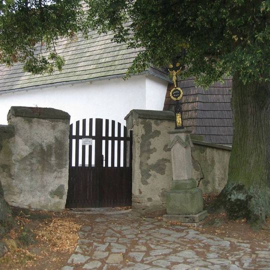 Boží muka na severní straně kostela sv Filipa a Jakuba v Mnichovicích