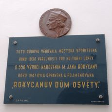 Pamětní deska mistra Jana Rokycany v průjezdu Rokycanova domu osvěty v Rokycanech
