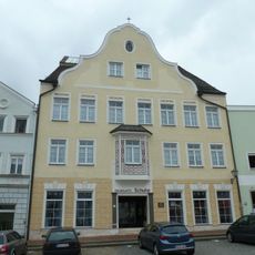 Ehemaliges Pfleggericht, dann Mädchenvolksschule, jetzt Wohn- und Geschäftshaus