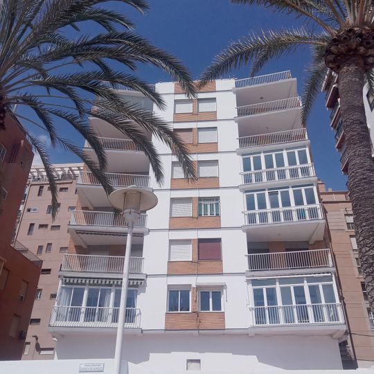 Edficio de apartamentos y locales "Manolo Manzanilla"