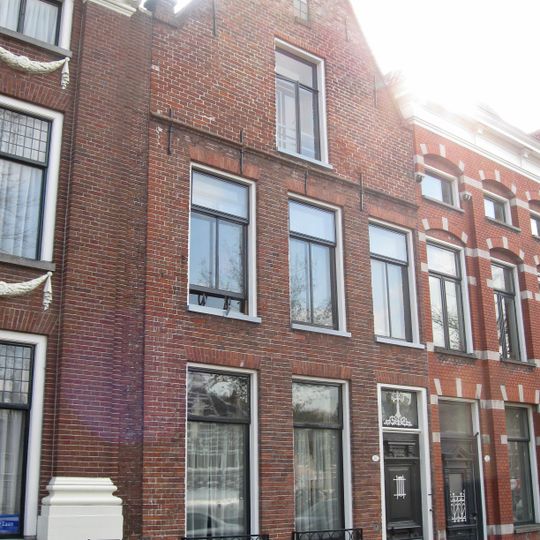 Smal pand met puntgevel